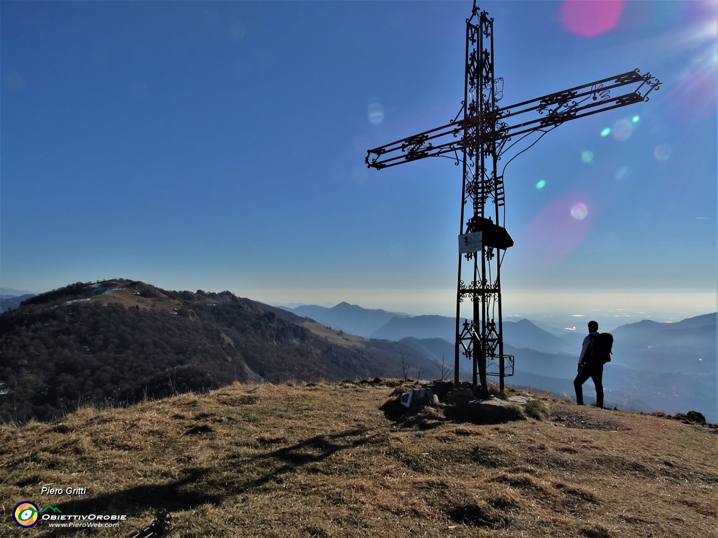 36 Bella la vista sulla Valle Imagna e verso I Canti   baciati dal sole.JPG